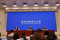 中國國務院新聞辦公室20日舉辦新聞發布會，介紹閱兵準備工作。從左至右為國務院新聞辦新聞局局長壽小麗；閱兵領導小組辦公室副主任、中央軍委聯合參謀部作戰局少將副局長吳澤棵；共軍中部戰區閱兵指揮機構辦公室常務副主任、政治工作部少將副主任徐貴忠。
