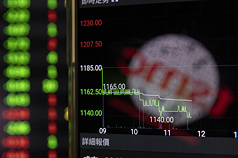 台北股市20日開低走低，盤中跌破24000點整數關卡，台積電盤中跌45元至1140元。