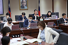 立法院衛環委員會20日初審通過病主法2.0版修正草案。民進黨立委、委員會召委劉建國（後右2）主持會議。
