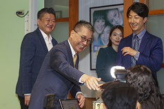 PD
徐國勇接民進黨秘書長　8/25上任
兼任民進黨主席的總統賴清德延攬前內政部長徐國勇
（前左）出任黨秘書長，20日在中常會上公開宣布，
預計25日正式上任；徐國勇會後出面受訪，向現場媒
體致意。後左為民進黨代理秘書長何博文，右起為發
言人吳崢、韓瑩。
中央社記者鄭清元攝  114年8月20日
