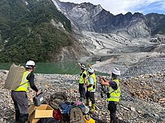 林業及自然保育署花蓮分署20日表示，為提升馬太鞍
溪堰塞湖監測能力，在內政部空中勤務總隊協助下，
相關工作人員已成功將水位計裝設於堰塞湖壩頂，將
提供相關單位及花蓮縣政府更精確警戒資訊，作為下
游居民疏散避難重要依據。（林業及自然保育署花蓮分署提供）
