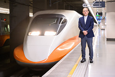 台灣高鐵將9月底開始的3個連假疏運期統整在一起，
自9月26日到10月13日長達18天。台灣高鐵董事長史
哲（圖）20日表示，為讓旅客分流到離峰時段，早鳥
票折扣將從最低65折改為5折。
（台灣高鐵提供）
