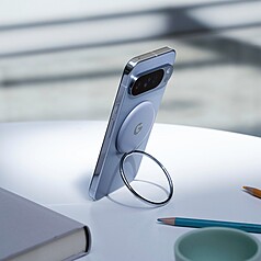 Google旗艦手機Pixel 10系列首度內建Pixelsnap磁吸功能。（Google提供）