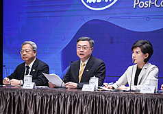 PD
卓榮泰、鄭麗君、龔明鑫出席行政院會後記者會
行政院會21日通過115年度中央政府總預算案，行政
院長卓榮泰（中）、副院長鄭麗君（右）、祕書長龔
明鑫（左）等人出席院會後記者會說明。
中央社記者謝佳璋攝  114年8月21日
