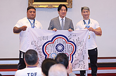 PD
楊森、江凱傑致贈賴總統簽名旗
總統賴清德（後中）21日在總統府接見「2025年第12
屆成都世界運動會」代表團，健力選手楊森（後
左）、江凱傑（後右）代表致贈簽名旗給賴總統。
中央社記者謝佳璋攝  114年8月21日
