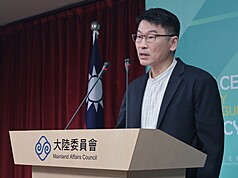 網紅「館長」陳之漢在直播自述，沒有辦法順利開啟中國大陸社群抖音、B站帳號。陸委會表示，館長過往言論確實可能使其在陸開社群帳號有難度，也可能是館長捧得不夠努力。
大陸委員會（陸委會）21日下午召開例行記者會，由副主委兼發言人梁文傑主持。資料照。(圖:中央社)