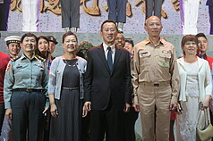 國防部長顧立雄（前排中）、參謀總長梅家樹（前排右2）等人21日和參加「紀念二戰暨抗戰勝利80週
年」音樂會的官兵合影。 (圖：中央社)
