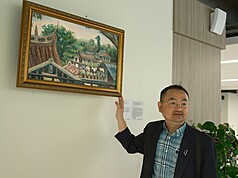 駐洛杉磯台北經濟文化辦事處新館落成，文化部駐洛杉磯臺灣書院主任簡德源（圖）介紹友達光電FindARTs螢幕，逼真呈現已故畫家陳澄波作品。
