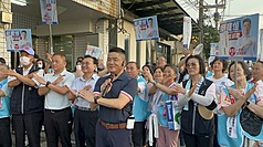立委罷免案23日進行投票，台中市第二選區的立委顏寬恒(前中)稍早已自行宣布同意罷免票未達門檻，且不同意罷免票多於同意罷免票。資料照。
