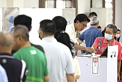 重啟核三公投23日登場，民眾黨主席黃國昌（前右2，白衣）上午前往新北市板橋區港嘴市民中心投
票。
