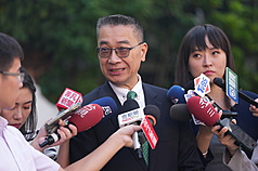 「全國性公民投票案第21案」23日投票，民進黨祕書長徐國勇(中)在台北市北投區完成投票後，接受媒體聯訪。

