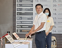 核三重啟公投與7位國民黨立委罷免案23日投開票， 國民黨立委羅明才23日上午前往新北市新店行政園 區投票。 