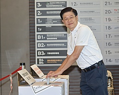 核三重啟公投與7位國民黨立委罷免案23日投開票。圖為國民黨立委羅明才前往投票所投票。