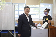核三重啟公投與7位國民黨立委罷免案23日投開票，行政院長卓榮泰（左）一早前往台北三民國中投票，
將公投票投入票匭。

