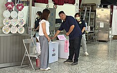 國民黨立法委員馬文君及游顥罷免案23日投票，游顥（前右）上午前往南投縣竹山鎮延祥社區活動中心完成投票。