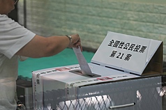 圖為民眾在台北市天母國小投票。

