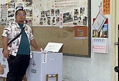核三重啟公投與7名國民黨立委罷免案23日投開票，台中第2選區罷免團體發言人林宣宏（圖）23日上午
前往大肚區王田社區活動中心投票。