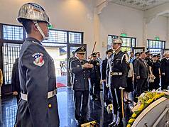 陸軍司令呂坤修（前中）23日上午赴金門太武山公墓忠烈殿主持823戰役67週年追思祭悼典禮，上香祭祀
陣亡將士。
