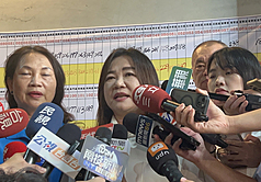 第2波7名立委罷免案23日投開票，隨著開票結果大致底定，國民黨籍南投縣立委馬文君（中）傍晚出面自行宣布罷免案不通過，也感謝鄉親支持。