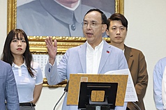 國民黨主席朱立倫23日晚間於7名立委罷免案開票後，在中央黨部發表談話，除提出對政府的5點呼籲，也誠摯呼籲台中市長盧秀燕接任國民黨主席。