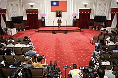罷免案與核三延役公投結果底定，總統賴清德（後中）23日晚間發表公開談話指出，為持續守住國家關
鍵任務，他已請多次請辭的行政院長卓榮泰留任，執政團隊也將有包含必要人事改組在內等4項調整。