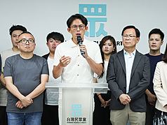 核三重啟公投與第2波立委罷免案23日投開票，台灣民眾黨主席黃國昌（前中）晚間於開票結果底定後，
率黨務主管舉辦記者會，公開發表談話。