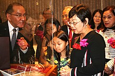 巴西聖保羅僑界23日舉行「台灣移民巴西70週年慶祝活動」，僑委會委員長徐佳青(右)親臨移民文物展
觀賞展出內容，展覽呈現第一代台灣移民渡海來巴西的珍貴歷史文物與照片。
