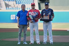 中華職棒味全龍隊林智勝（中）引退賽前新莊最終戰，24日由富邦悍將執行副領隊郭泰源（左）、總教
練陳金鋒（右）送上花束及行動卡拉OK，作為退休禮。