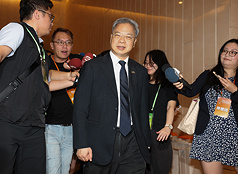 行政院秘書長龔明鑫(前中)出任經濟部長。資料照。
