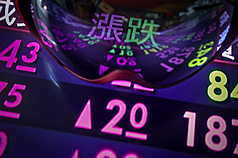 台股開高漲逾200點，新台幣兌美元貶1.5分。(示意圖)