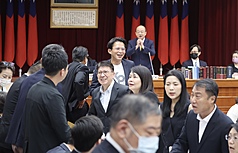 立法院第11屆修憲委員會25日首次開會，民進黨立法院黨團總召柯建銘（後，拱手者）被推舉為本次會議主席，台下立委互動熱絡，氣氛和睦。
