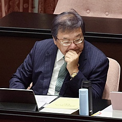 行政院發言人李慧芝指出，行政院從未要求部會首長遞交辭職信，本週稍晚就會宣布新的人事改組。圖為衛福部長邱泰源25日列席立法院院會。
