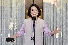 民進黨立法院黨團幹事長吳思瑤24日宣布不續任黨團幹事長，她25日在立法院受訪表示，如果把每個會期理所當然要進行的人事作業，貼上逼宮還是逼誰，這實在太沒有必要。

