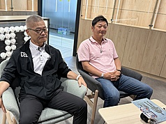 中華職業棒球大聯盟25日舉行世界棒球經典賽（WBC）選訓會議，續任2026年WBC台灣隊總教練的曾豪駒（右）會後受訪表示，教練團基本上延續世界12強、WBC資格賽成員。左為中職秘書長楊清瓏。
