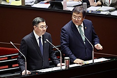 媒體報導，屢遭點名下台的衛福部長邱泰源（右）一直在做「職位保衛戰」，儘管行政院長卓榮泰（左）
示意要他撰寫請辭聲明，但他當面拒絕；兩人25日在立法院答詢時，同時否認有此事。
