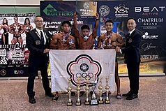 國際健美總會（IFBB）Mr.Universe環球先生國際錦標賽24日在泰國落幕，中華民國健美健身協會秘書長陳緯哲（左起）帶領國手甘祐昌、張永杰、陳至筠創下佳績。
（中華民國健美健身協會提供）