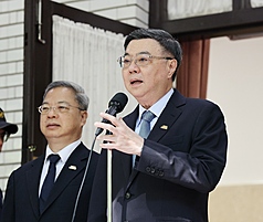行政院長卓榮泰。(右)
