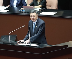 立法院26日審查今年度中央政府總預算追加預算案，藍委王鴻薇質詢行政院長卓榮泰，關切內閣改組的幅度是否超過五人。卓榮泰坦言，部分首長因個人原因自行請辭，若包含部長與次長，調整人數將超過5人。（圖：中央社）