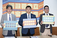 國民黨立委吳宗憲（中）、台灣大學教授左正東（左）、中興大學助理教授紀和均（右）26日上午在
立法院舉行記者會，提出全新草案「政務人員行為基準法」，明文規範政務人員的行政中立與行為準則，盼補足制度空白，建立法制依據。
