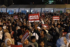 馬來西亞22至24日舉辦「大馬人民為加薩祈禱集會」及週邊嘉年華活動，參與民眾高舉「加薩振作」的字卡，共同聲援巴勒斯坦人民。
