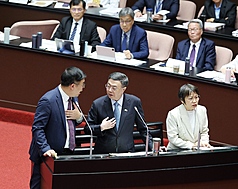 立法院會26日下午邀請行政院長卓榮泰（前中）及相關部會首長列席，報告「丹娜絲颱風及728豪雨災後復原重建特別預算案」編製經過並備質詢。內政部長劉世芳（前右）針對立委關切石綿瓦環境災害處理編列預算回應。圖前左為環境部長彭啓明。

