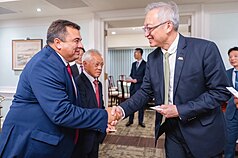 外交部政務次長吳志中（右）於25日款宴法屬玻里尼西亞政要訪問團，並與參議員羅夫齊（Teva Rohfritsch，左）握手致意。
（外交部提供）
