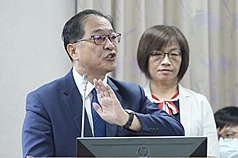 法務部長鄭銘謙(左)。
