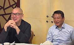 導演蔡明亮（左）的8部作品近日在舊金山灣區放映，他26日與演員李康生接受華文媒體訪問，談到電
影和AI。