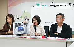 台北市府擬採用機械狗巡查人行道，議員指為中國製產品恐有資安疑慮。民進黨台北市議員顏若芳（左
起）、簡舒培、陳賢蔚28日在議會開記者會說明此機械狗涉資安疑慮，並譴責市府。
