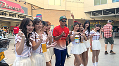 東園國小少棒隊代表台灣拿下威廉波特世界少棒錦標賽冠軍，美國時間27受邀到沙加緬度大聯盟運動家隊臨時球場參加台灣日活動。圖為少棒隊教練駱政宇與樂天女孩合影留念。