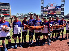 東園國小少棒隊28日參觀MLB巨人隊球場，共同為效力巨人的旅美投手鄧愷威加油。
（北美台灣一級棒聯盟提供）