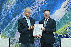 行政院長卓榮泰（右）29 日在行政院，接見仰山文教基金會創辦人游錫堃（左）一行人，接下「有機農業政策精進陳情書」，聽取他們對有機農業政策建言。