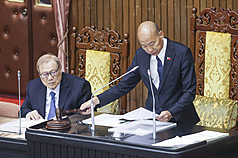 立法院29日院會三讀通過中央政府丹娜絲颱風及728豪雨災後復原重建特別預算案，立法院長韓國瑜
（右）敲槌宣布通過。
