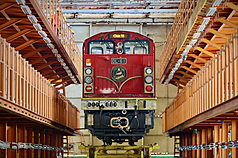 阿里山林鐵新列車森里號，英文名稱EVI，是鄒族語「樹林」的意思，蘊含從阿里山山腳向山巔致敬，兼容林業發展與觀光轉型的歷程，將於115年投入營運。（林鐵及文資處提供）